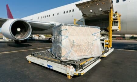 Avião transportando carga