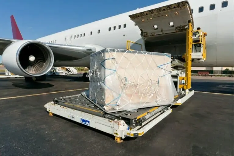 Avião transportando carga