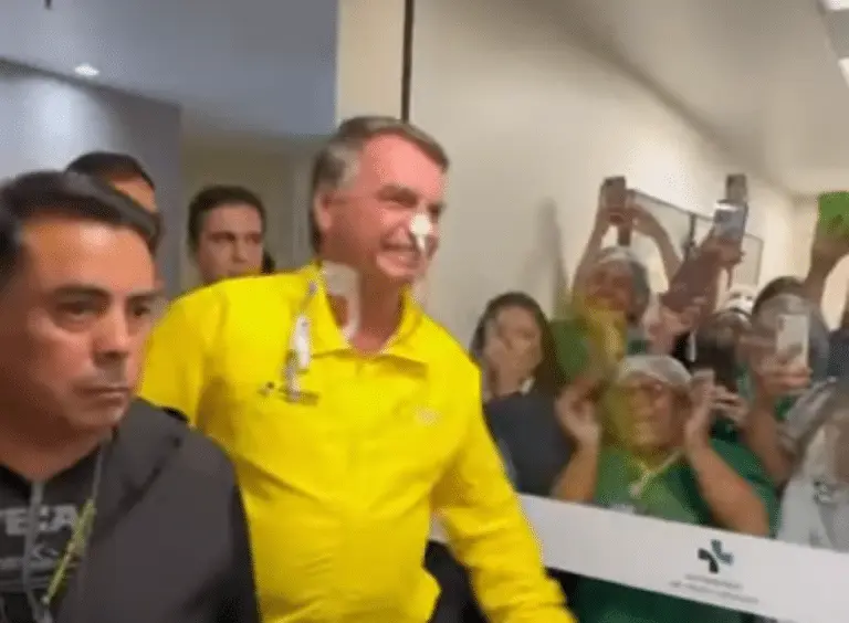 Bolsonaro sai de cirurgia