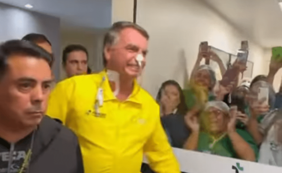 Jair Bolsonaro passa por cirurgia de 12 horas e se recupera na UTI em Brasília
