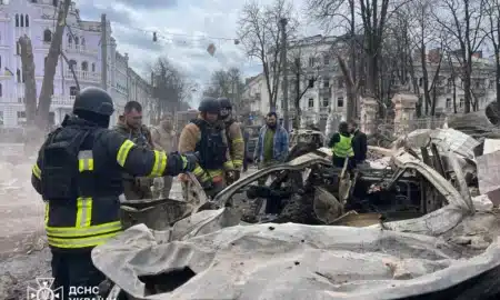 Bombeiro trabalha para extinguir fogo após ataque em Sumy — Foto: Ukrainian Emergency Service