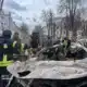 Bombeiro trabalha para extinguir fogo após ataque em Sumy — Foto: Ukrainian Emergency Service