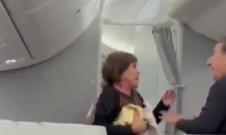 Brasileira causa tumulto em voo da American Airlines ao tentar confrontar piloto por atraso em SP