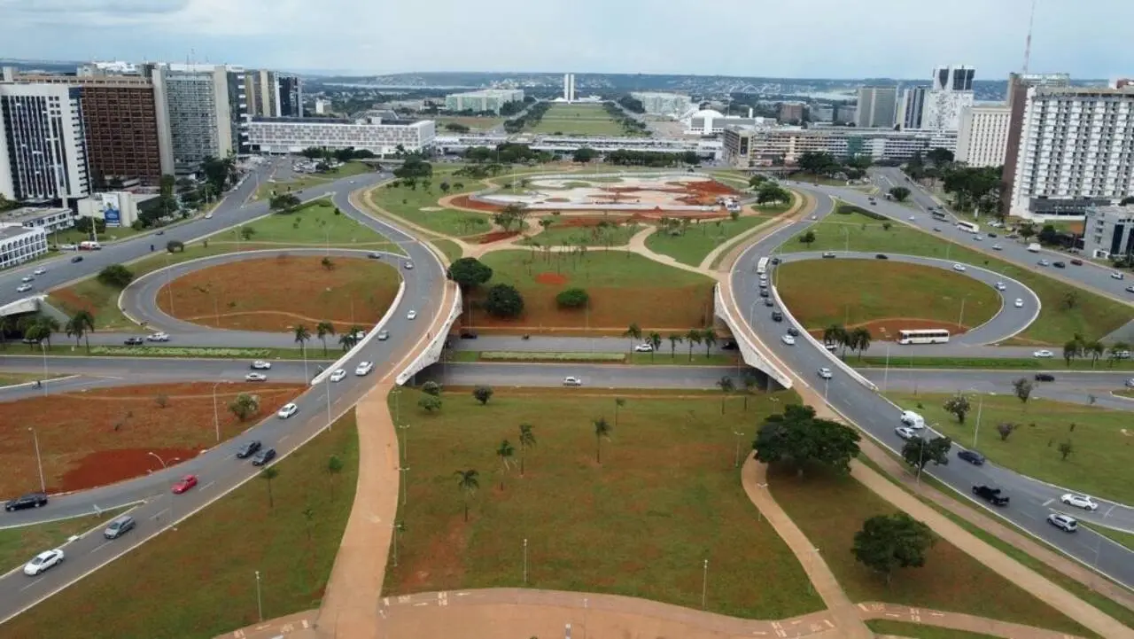 Temperatura Brasilia gela com 5,6 °C e enfrenta alerta laranja por baixa umidade