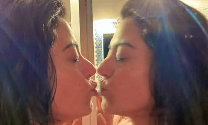 Carol Castro Beijo espelho