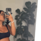 Carol Peixinho mostra barriga