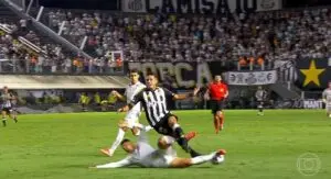 VAR anula cartão vermelho de Zé Ivaldo, e Santos segura Atlético-MG por 2 a 0 na Vila Belmiro