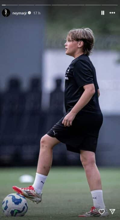 Davi Lucca jogando futebol
