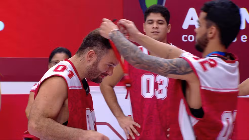 Diego Hypolito recebe o Castigo do Monstro no BBB 25 — Foto: Globo