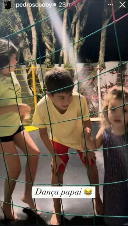 Filhos do Pedro Scooby juntos brincando