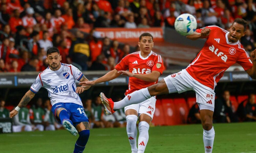VAR anula gol de Wesley e Nacional sustenta 2 a 0 contra Inter aos 22 minutos do 1º tempo