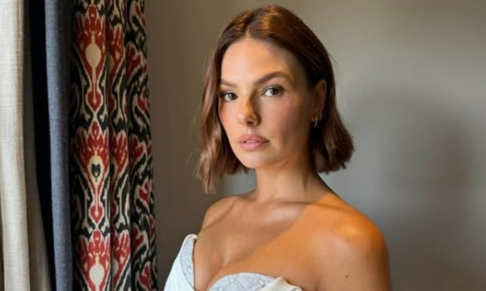 Isis Valverde curte passeio em família com filho Rael e Marcus Buaiz antes de casamento religioso