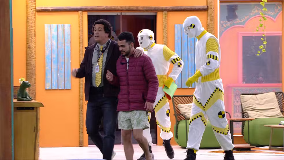João Pedro é 'expulso' do BBB 25 durante 'Freeze' com Rafael Portugal: 'Foi culpa sua' — Foto: Globo