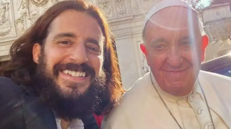 Jonathan Roumie e Papa Francisco