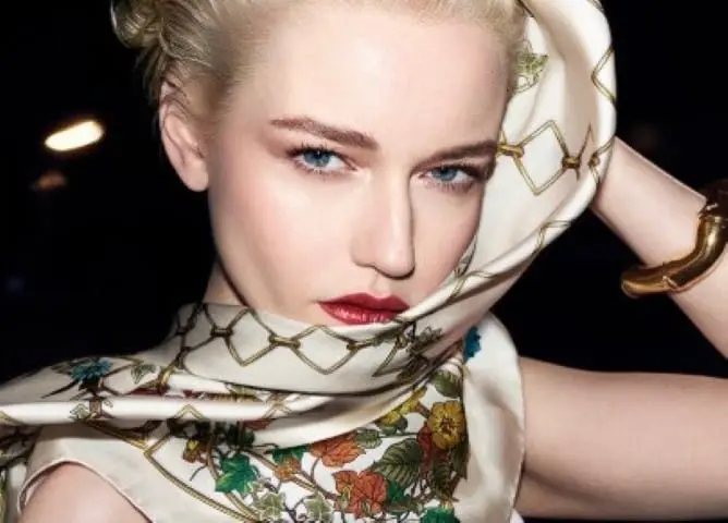 Julia Garner.