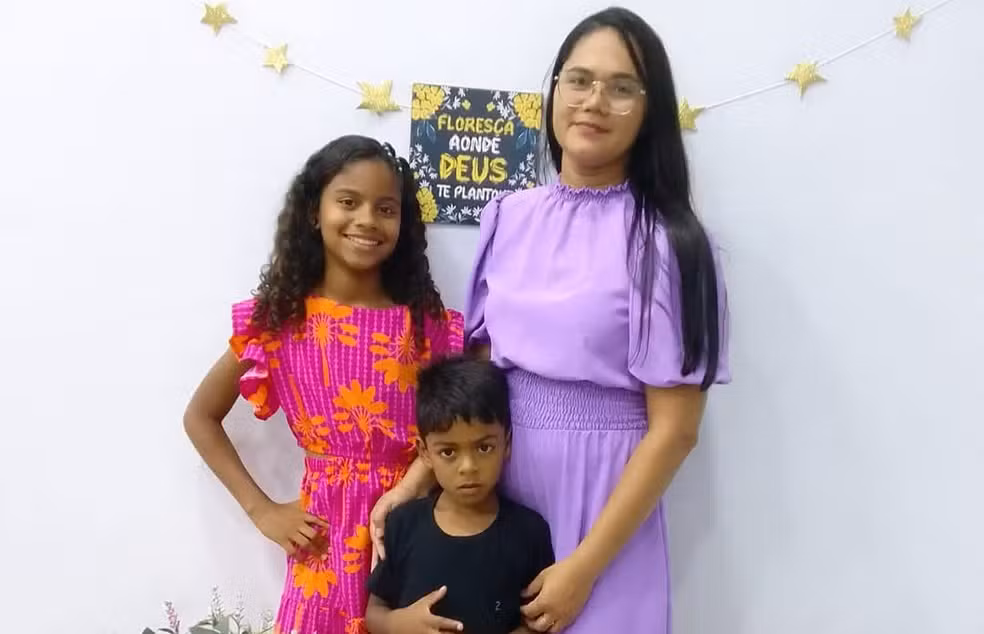 Mãe e irmã de menino de 7 anos que morreu após comer ovo de Páscoa