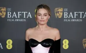 Margot Robbie exibe forma física impecável na Austrália seis meses após dar à luz seu primeiro filho