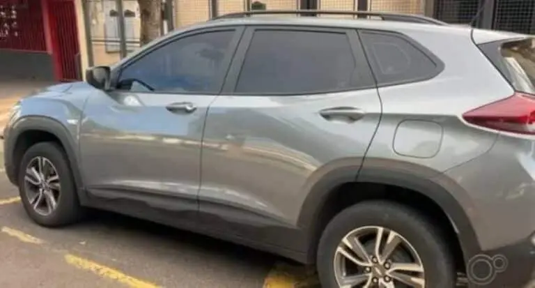 Menino morre após ser esquecido dentro do carro pela tia