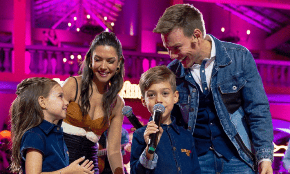 Michel Teló e Thais Fersoza promovem festa do pastel para Melinda e Teodoro em mansão
