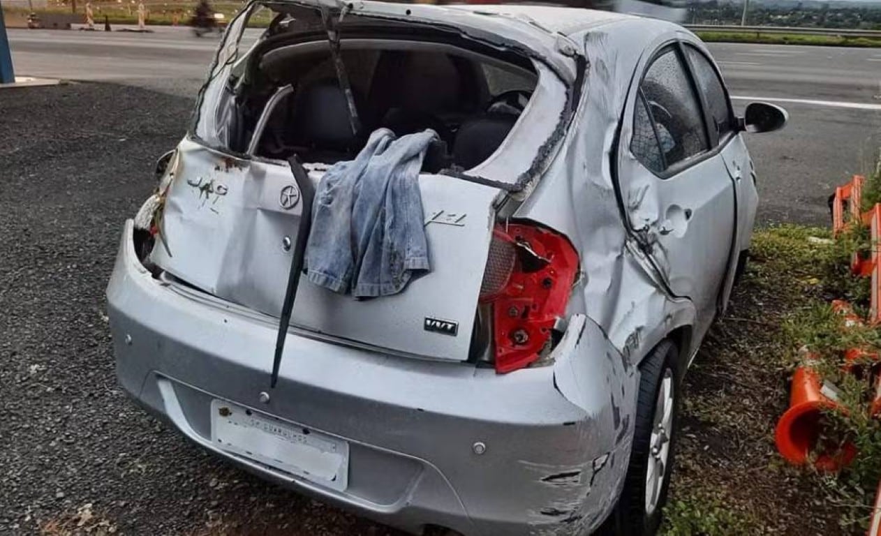 Motorista para pra ajudar vítimas de acidente de carro e tem veículo roubado em São José do Rio Preto (SP) — Foto: Divulgação / PRF