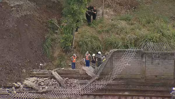 Muro desaba sobre trilhos da Linha 2 do metrô do Rio e sete estações são fechadas — Foto: Reprodução/ TV Globo