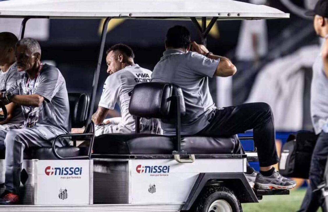 Neymar sendo substituído, novamente machucado, em Santos x Atlético-MG pelo Campeonato Brasileiro — Foto: Raul Baretta/Santos FC