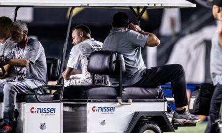 Neymar sendo substituído, novamente machucado, em Santos x Atlético-MG pelo Campeonato Brasileiro — Foto: Raul Baretta/Santos FC