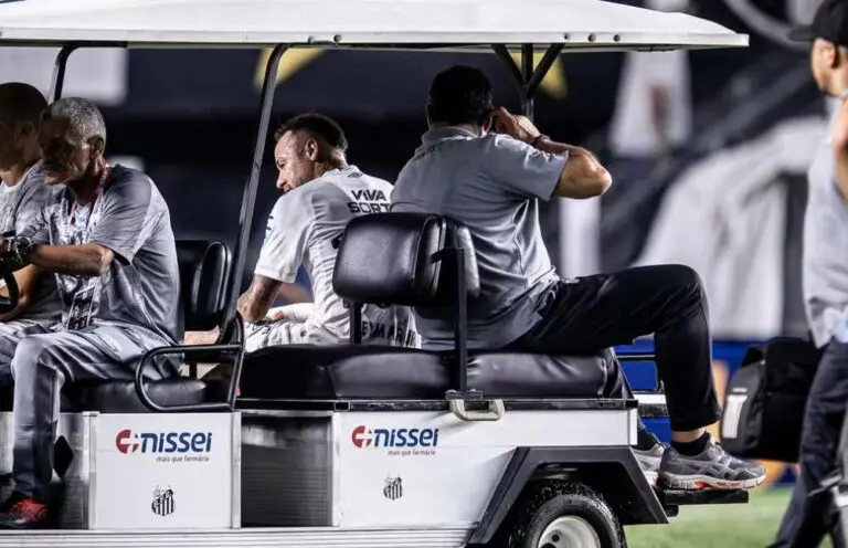 Neymar sendo substituído, novamente machucado, em Santos x Atlético-MG pelo Campeonato Brasileiro — Foto: Raul Baretta/Santos FC