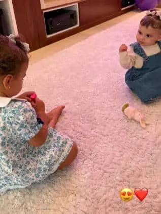 Neymar mostra as filhas Mavi e Helena juntas