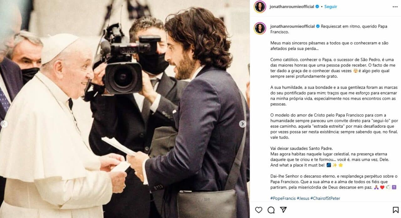 Papa Francisco e Jonathan Roumie