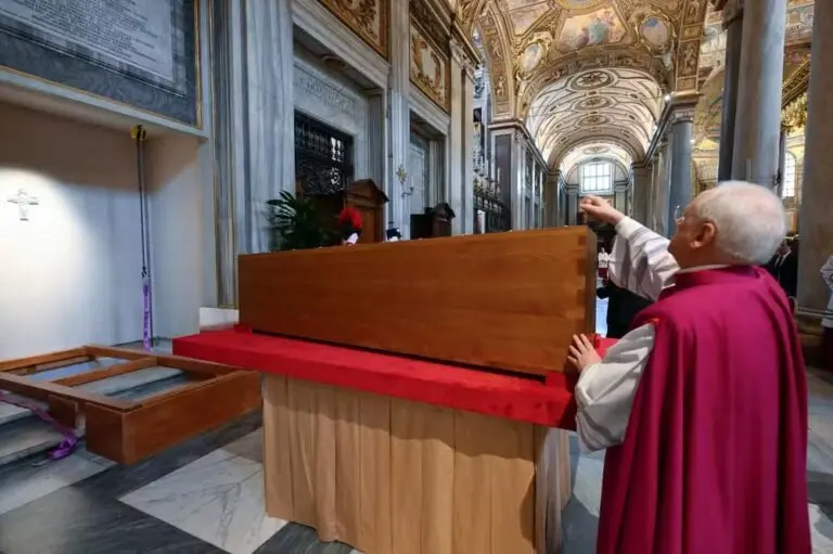 Papa Francisco é sepultado