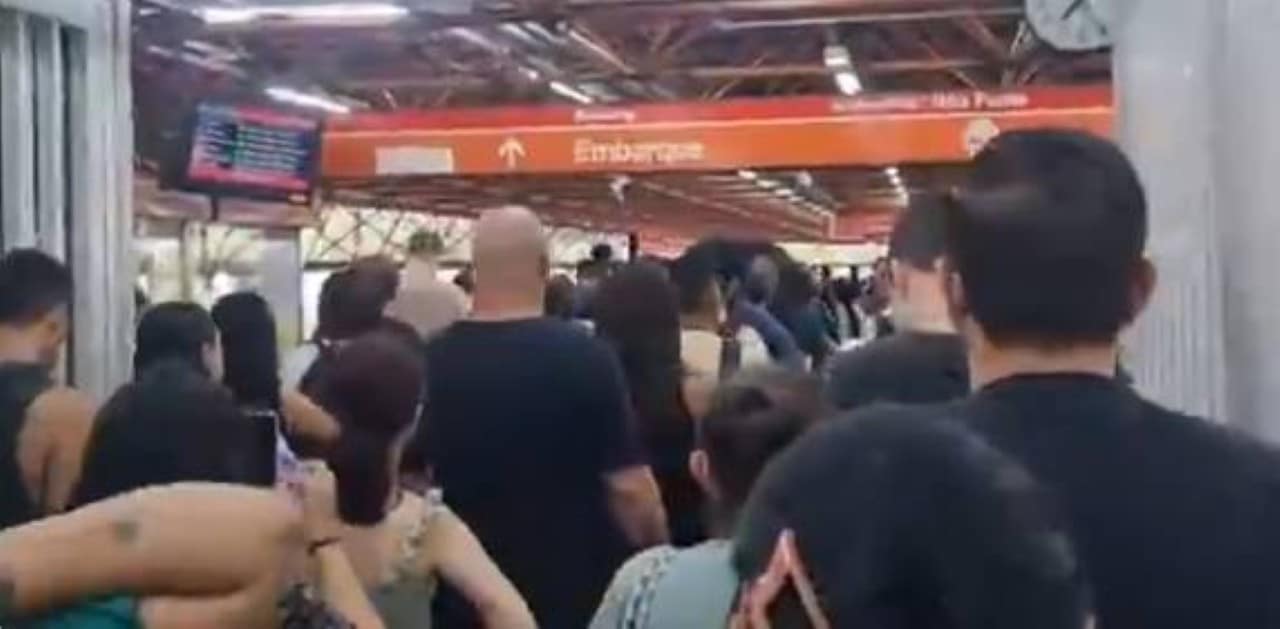 Plataforma lotada após falha em equipamento na Linha 3 Vermelha