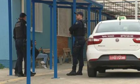 Polícia vai à escola onde professora foi esfaqueada