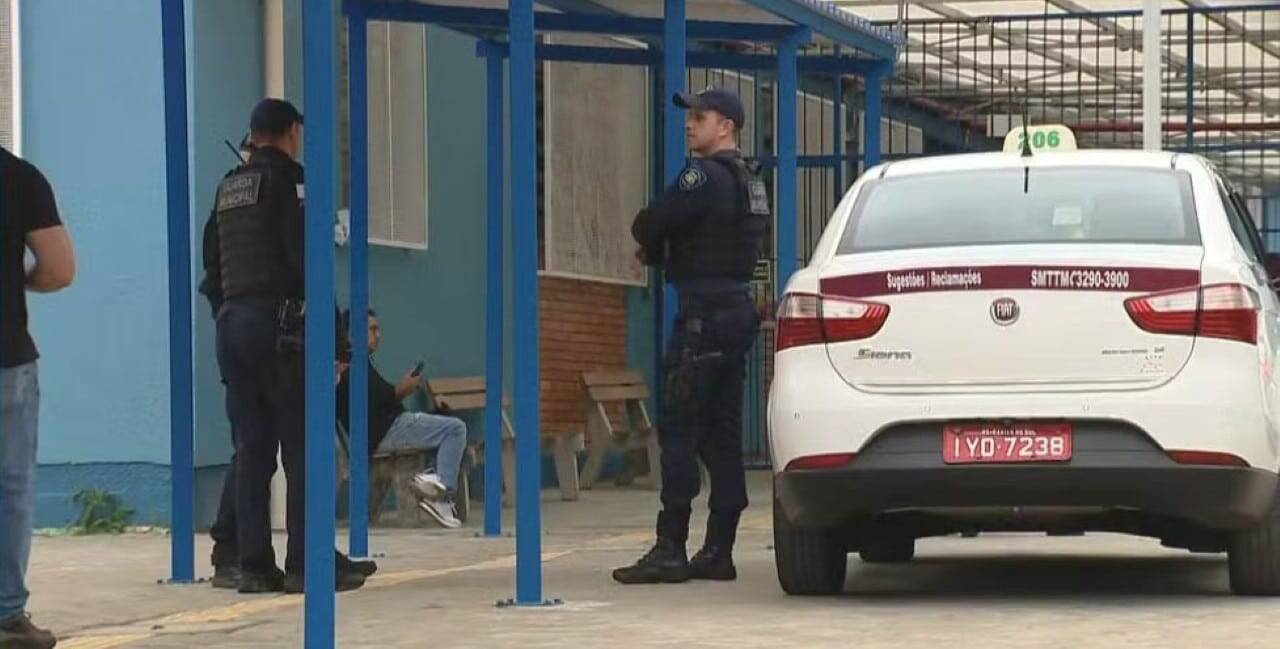 Polícia vai à escola onde professora foi esfaqueada
