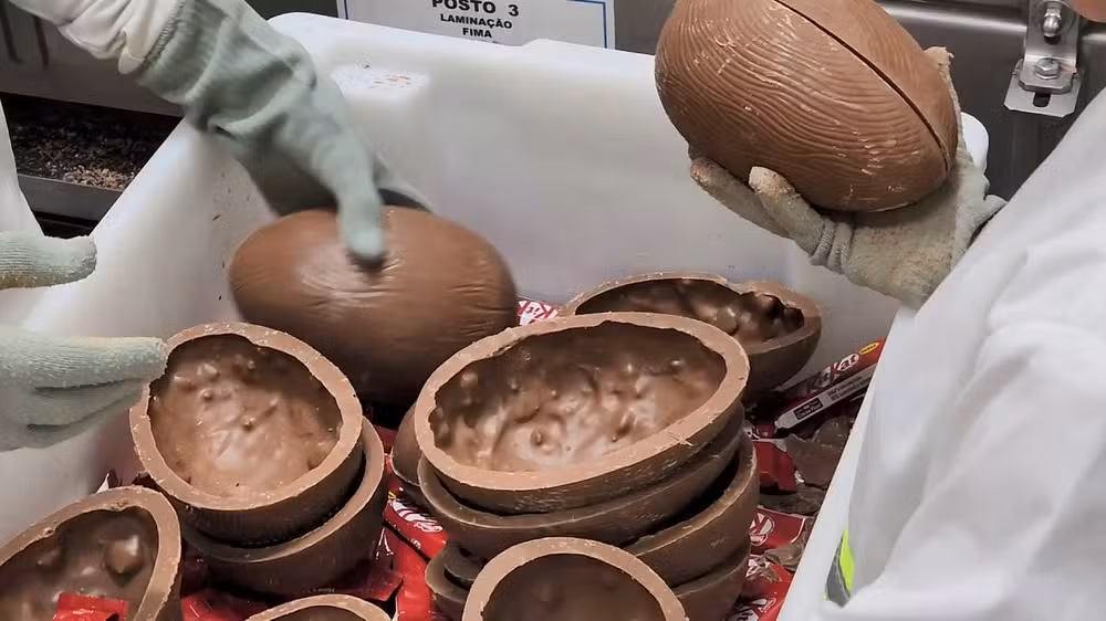 Produção de ovos de páscoa — Foto: Reprodução/TV Gazeta