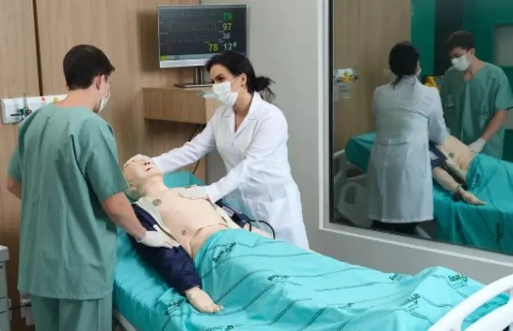Professora e aluno de Medicina do UNIFAGOC