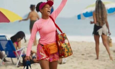 Raquel vendendo sanduíche na praia em Vale Tudo
