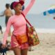 Raquel vendendo sanduíche na praia em Vale Tudo