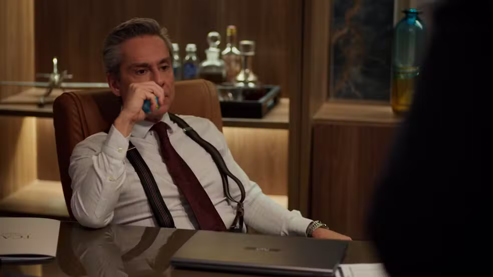 Rubinho passa mal e estraga planos de Marco Aurélio com dinheiro ilegal em Vale Tudo — Foto: Reprodução/TV Globo
