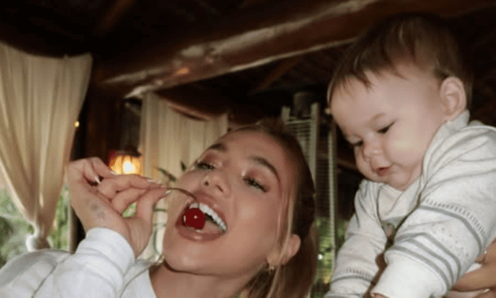 José Leonardo rouba a cena em festa de 26 anos de Virginia Fonseca com bolo de cerejas