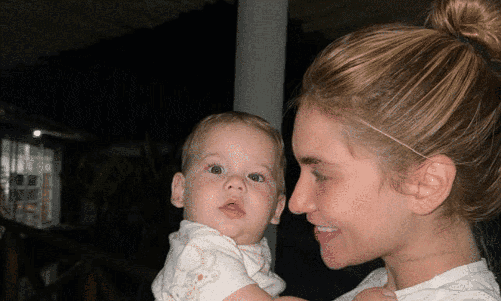José Leonardo, de 6 meses, encanta web com primeira aula de natação na piscina de Virginia Fonseca e Zé Felipe
