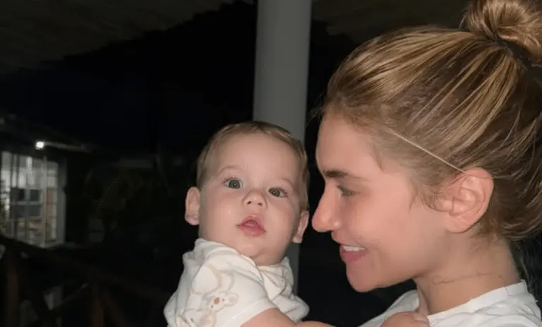 Virginia com o filho-