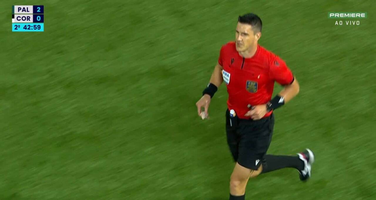 Árbitro interrompe Palmeiras x Corinthians após segunda cabeça de galinha no gramado da Arena Barueri