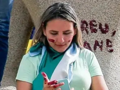 mulher que pichou estátua da Justiça..