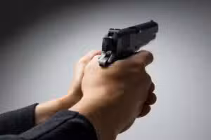 Projetos de lei ampliam porte de arma para profissões como vigilantes e seguranças