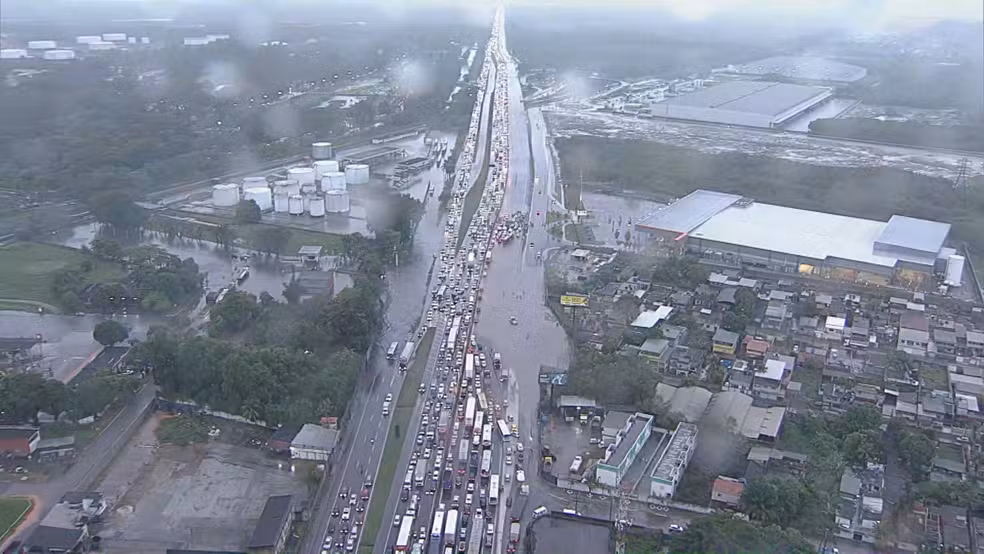 Pistas da BR-040 alagadas nesta sexta-feira, na altura de Duque de Caxias — Foto: TV Globo