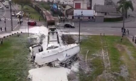 Acidente entre trem, moto, caminhão e carros em Curitiba
