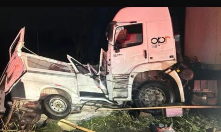 Acidente entre van e carreta em MG