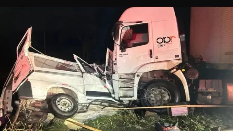Acidente entre van e carreta em MG