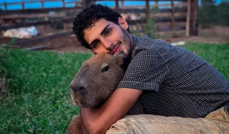 Agenor Tupinambá com a capivara